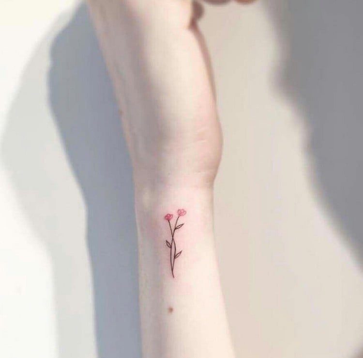 Blumen-Tattoo Bedeutung kleine Tattoos am Handgelenk Frauen Tattootrends