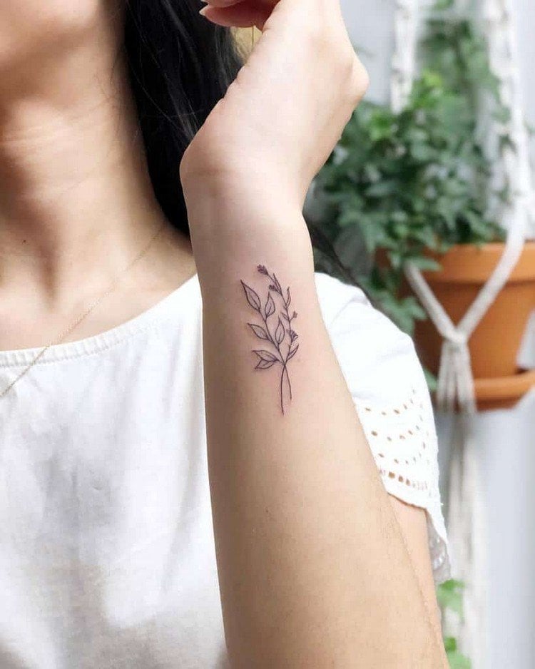 Blumen Tattoomotiv klein dezente Tattoos Handgelenk Frauen