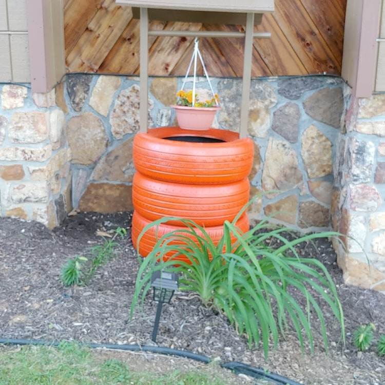 Brunnen aus Autoreifen orange bemalen und Überdachung bauen