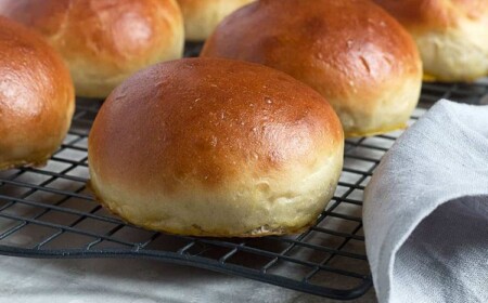 Burgerbrötchen abkühlen lassen auf Küchengitter