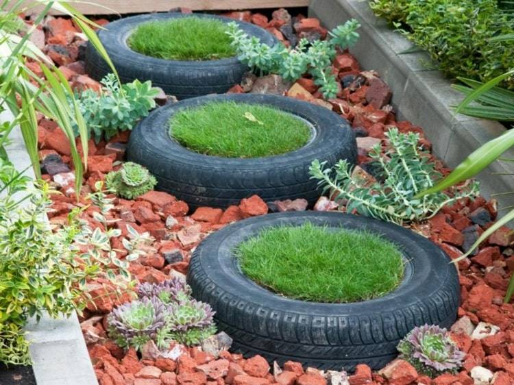 Coole Gartenidee mit Reifen und Rasen in einem Steinbeet