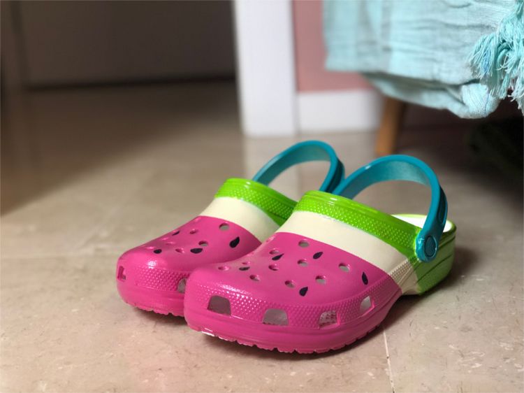Crocs bemalen mit Sprühfarben Wassermelone Design