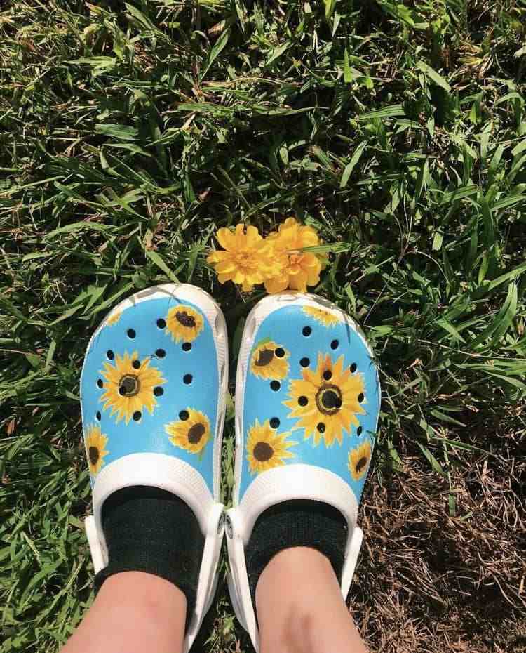 Crocs selber bemalen mit Sonnenblumen Design