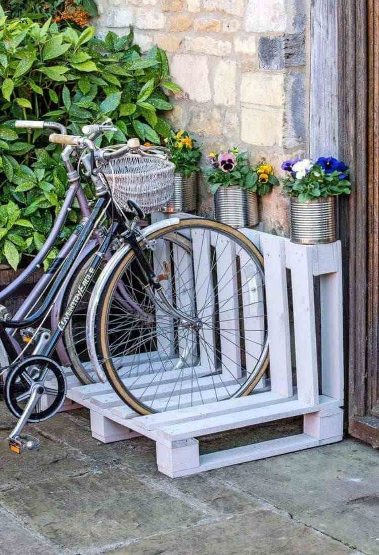 DIY Fahrradständer aus Paletten günstige Fahrradaufbewahrung draußen