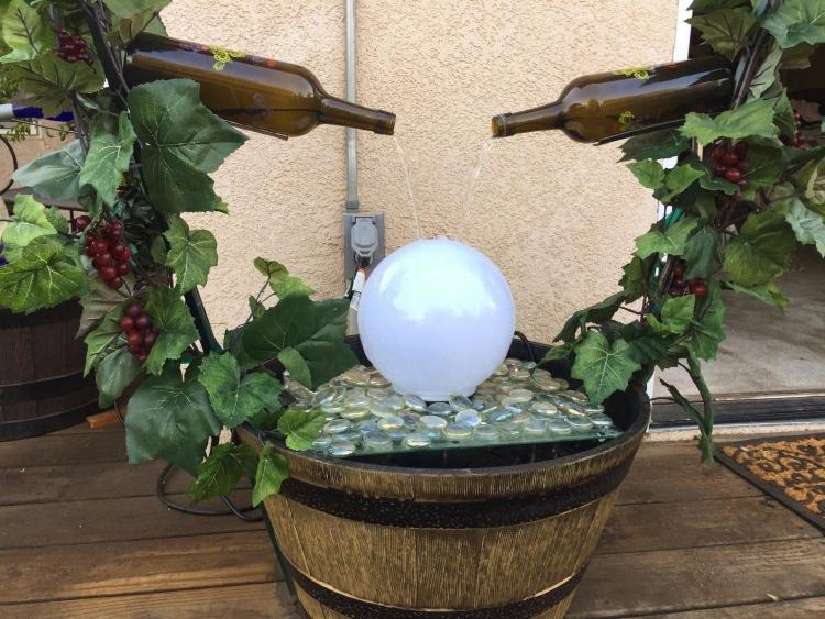 DIY Flaschenbrunnen mit Weinfass und Glasflaschen selber machen