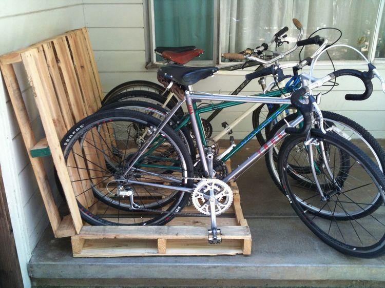 Einfacher DIY Fahrradständer aus Paletten