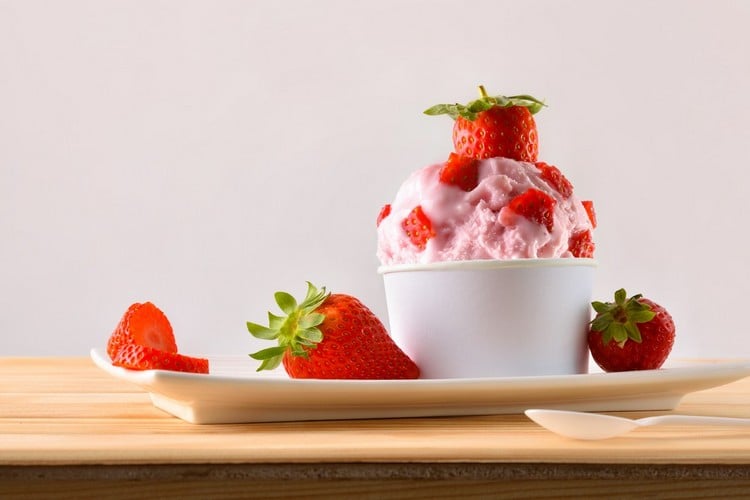 Erdbeeren Frozen Joghurt selber machen ohne Eismaschine Low Carb Eis Varianten