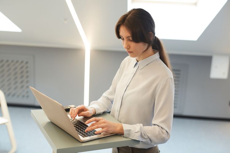 Ergonomischer Schreibtisch höhenverstellbar Steh-Sitz-Tisch