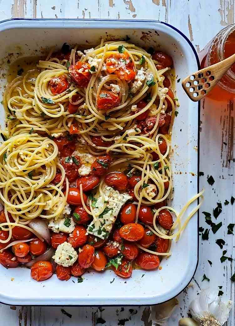 Feta Pasta Rezept mit Cherrytomaten, Spaghetti und Honig