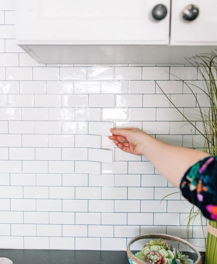 Fliesenaufkleber in weiß für günstige Küchenrückwand 