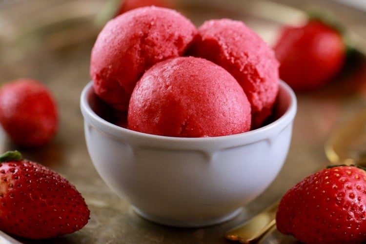 Frozen Joghurt selber machen ohne Eismaschine Erdbeeren Eis kalorienarm