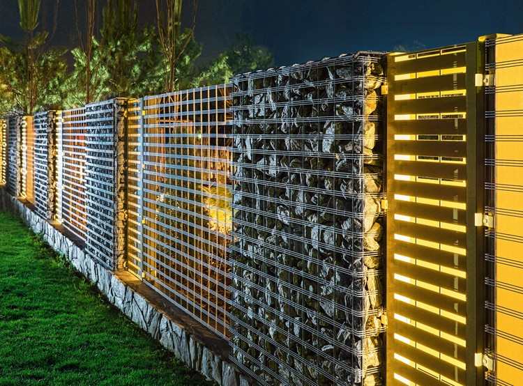 Gabionenwand mit Beleuchtung als Gartenzaun