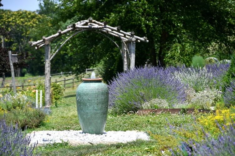 Gartenbrunnen Säule auf Kies im Lavendelgarten