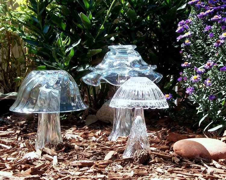 Gartendeko Pilze selber machen aus Glas Vasen und Schalen