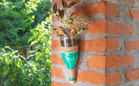 Gartendeko mit Glasflaschen selber machen Vase Anleitung