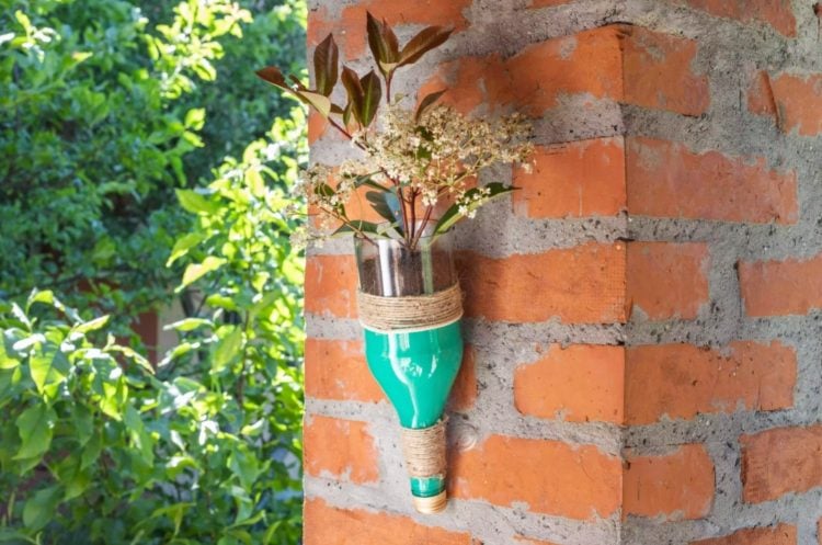 Gartendeko mit Glasflaschen selber machen Vase Anleitung