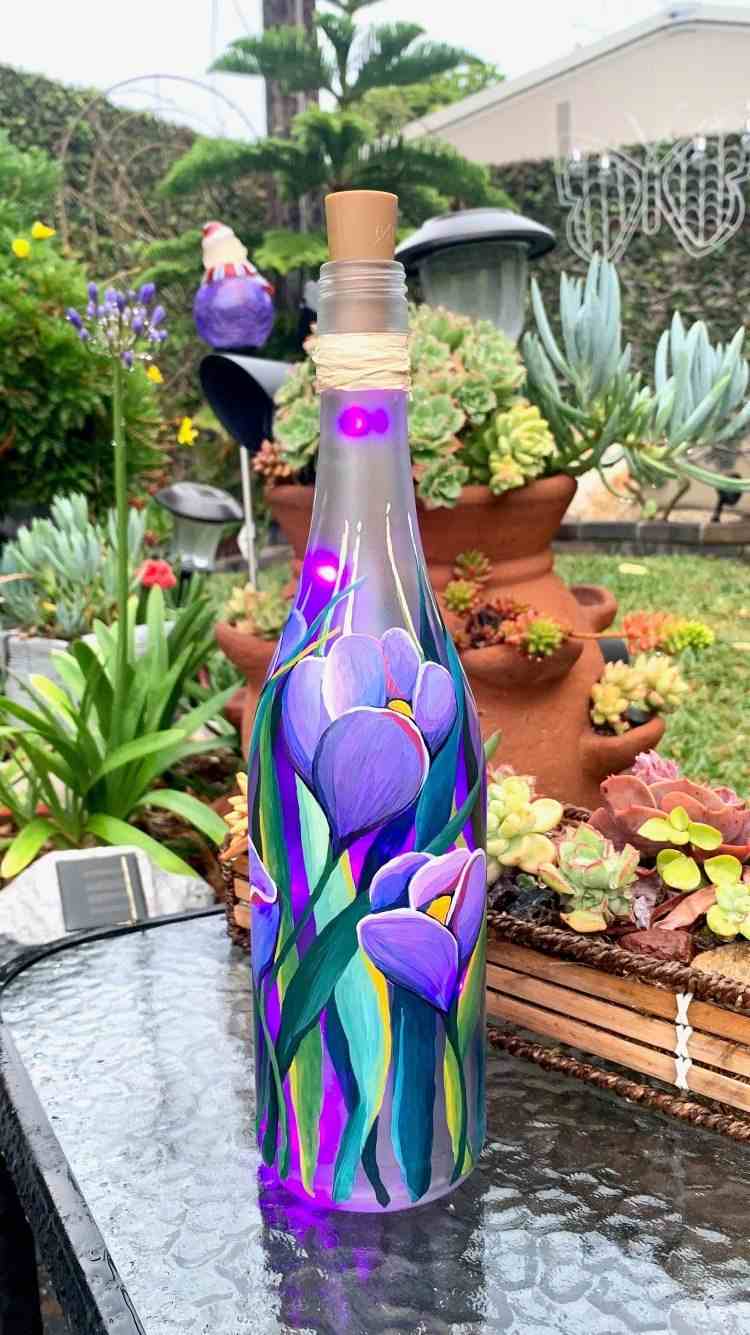 Gartendeko mit Weinflaschen Vase selber machen bemalen