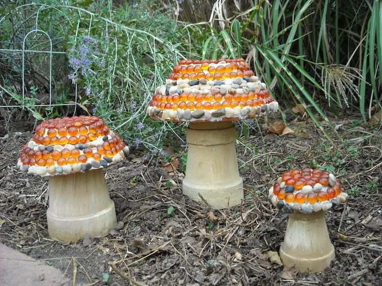 Gartendeko selber machen Pilze aus Töpfen mit Mosaik Deko