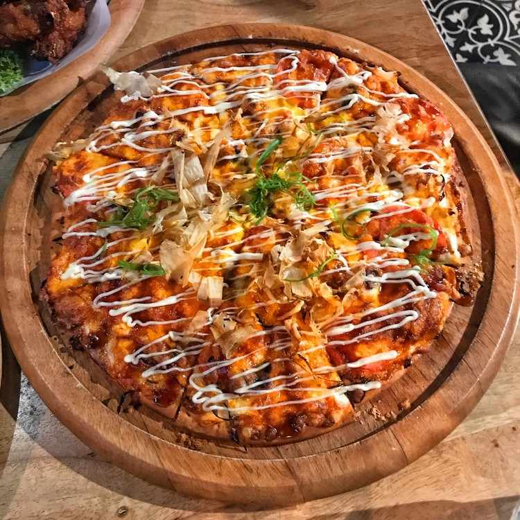 Japanische Okonomiyaki Pizza Rezept aussgefallene Pizzabeläge aus der Welt