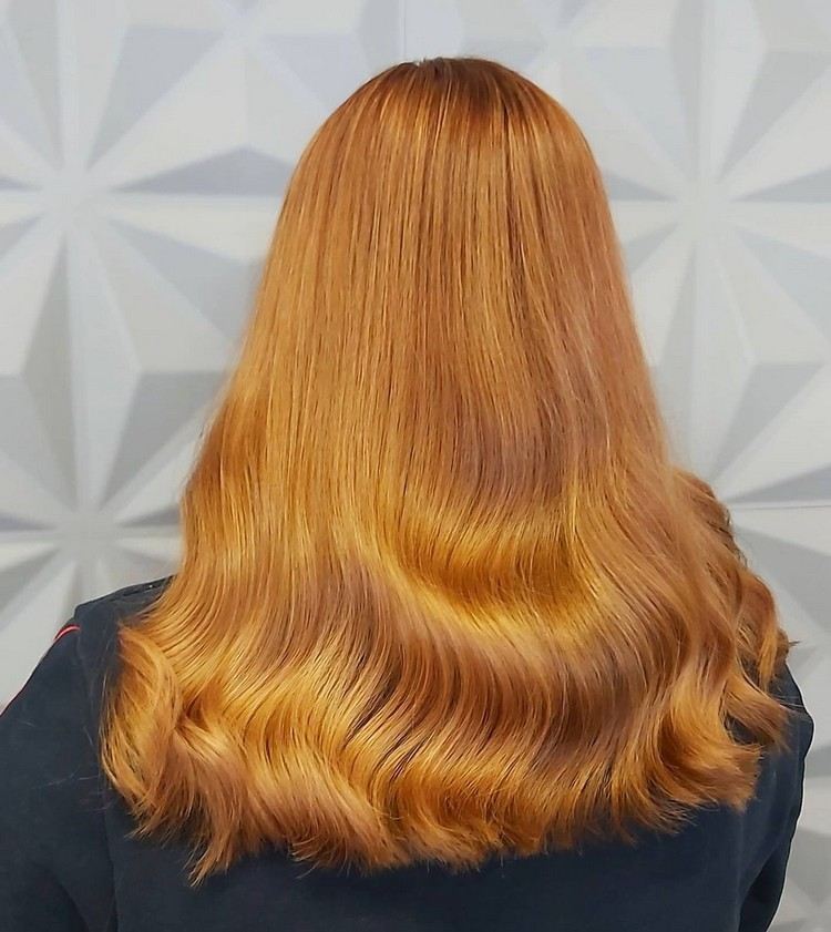 Leichte Wellen auf Kupfergoldblond Haare