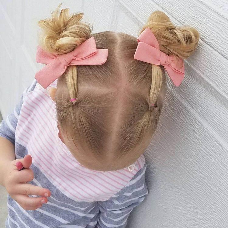 Messy Buns Frisur für Mädchen 2 Jahre alt