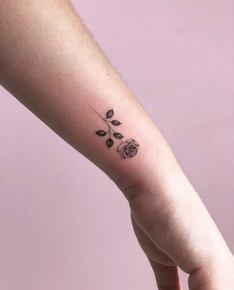 Rose Tattoomotiv Bedeutung zartes Tattoo Handgelenk Bilder