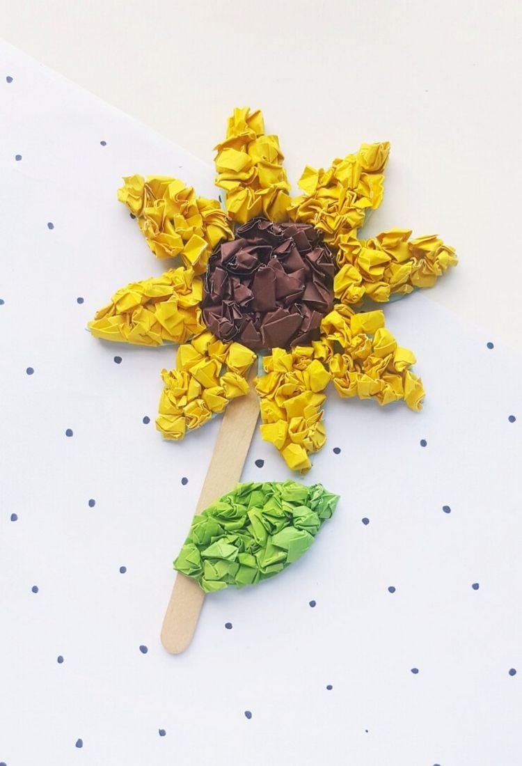Schöne Sonnenblume aus Tonpapier Bastelprojekt für Kinder