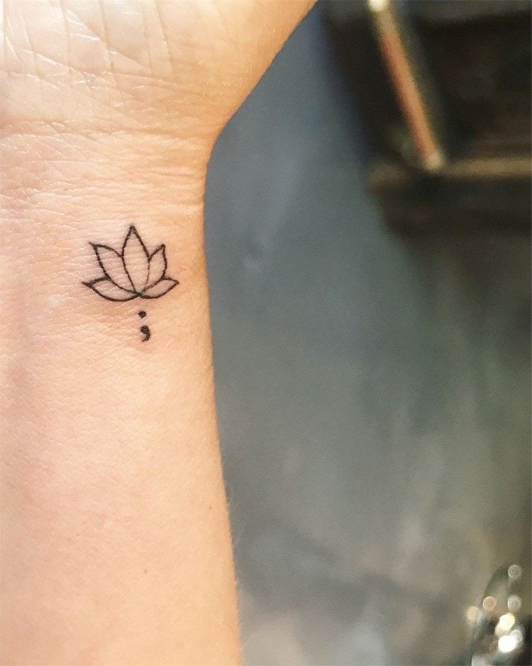 Semicolon Symbol Bedeutung dezente Tattoos Handgelenk Frauen