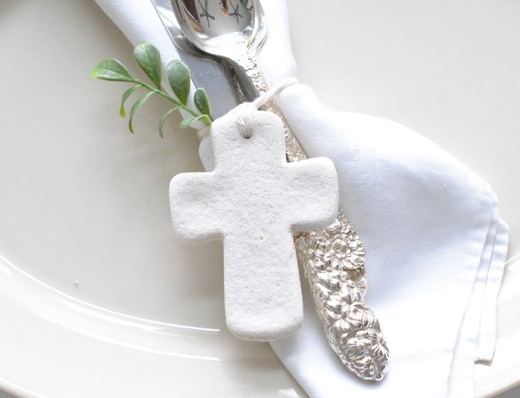 Serviettenring und Gastgeschenk in einem Kreuz aus Salzteig