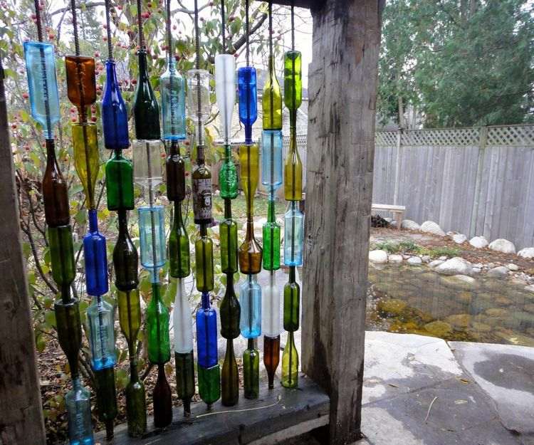 Sichtschutzwand selber bauen aus Glasflaschen und Holzfpfosten