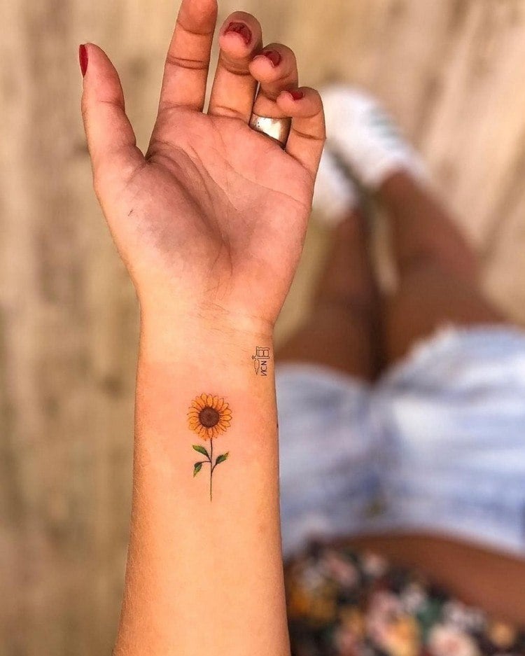 Sonnenblumen Tattoodesign Bedeutung minimalistische Tattoos Handgelenk Frauen