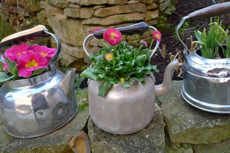 Upcycling Ideen Garten alte Teekannen bepflanzen