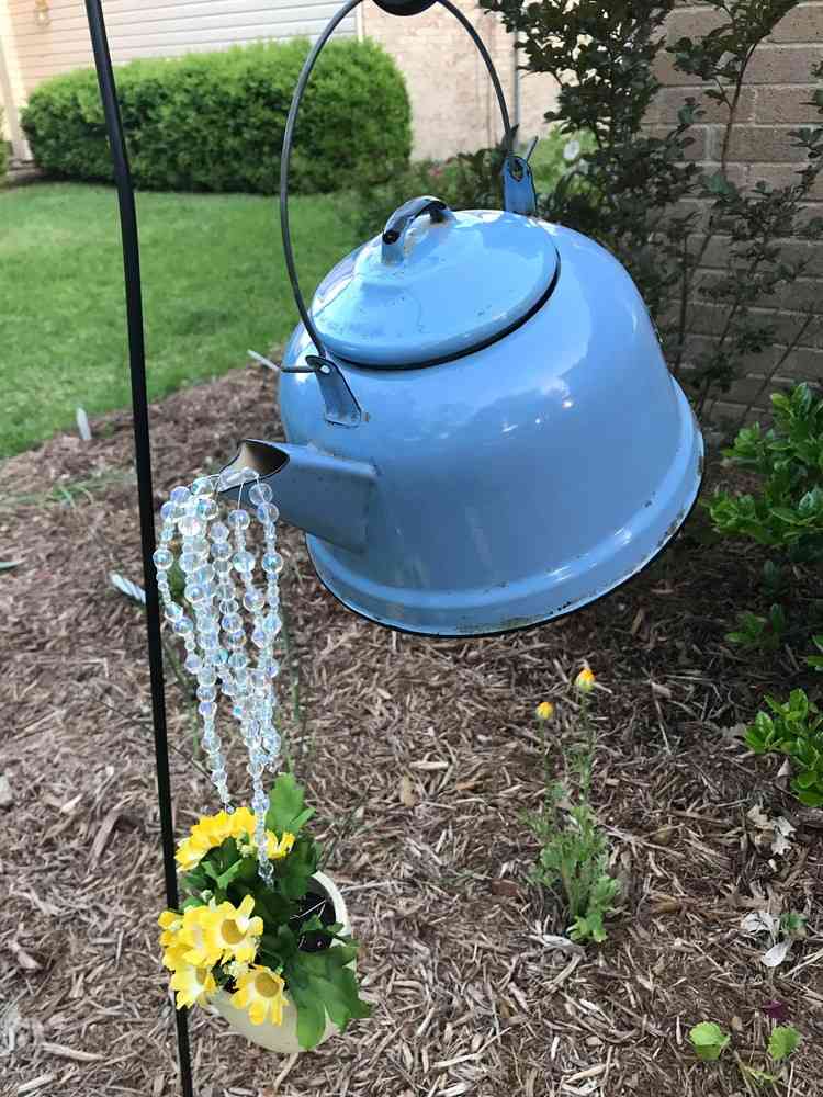 Upcycling Ideen für Gartendeko aus alter Teekanne