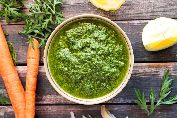 Verschiedene Rezepte für selbstgemachtes Pesto