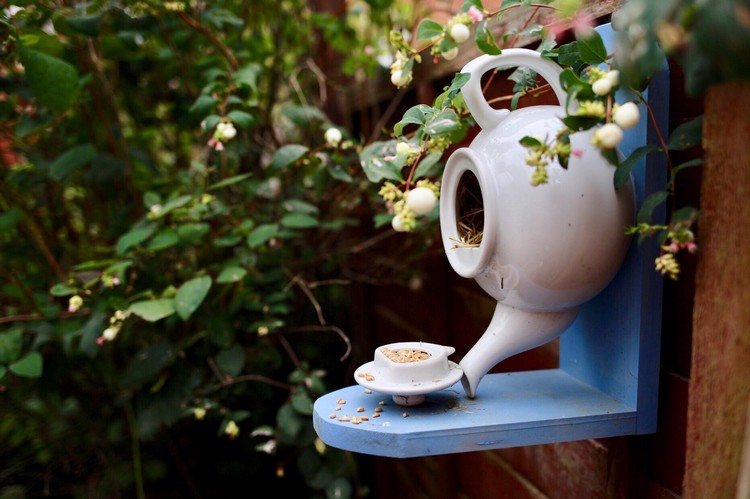 Vogelfutter Teekanne selber machen als Gartendeko