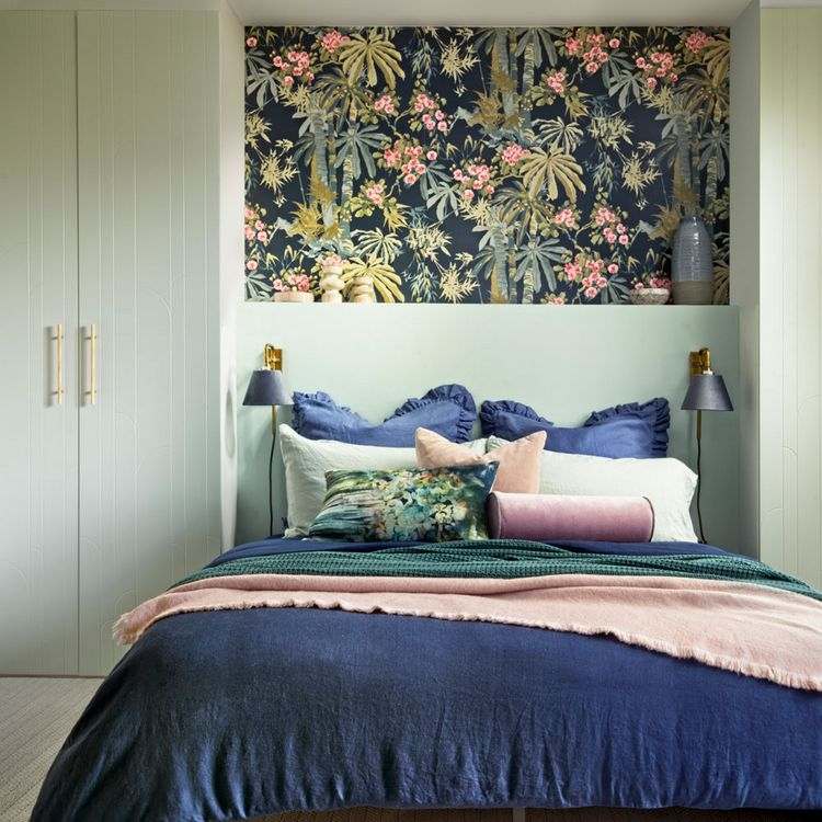 Wandnische im Schlafzimmer verschönern mit Tapete