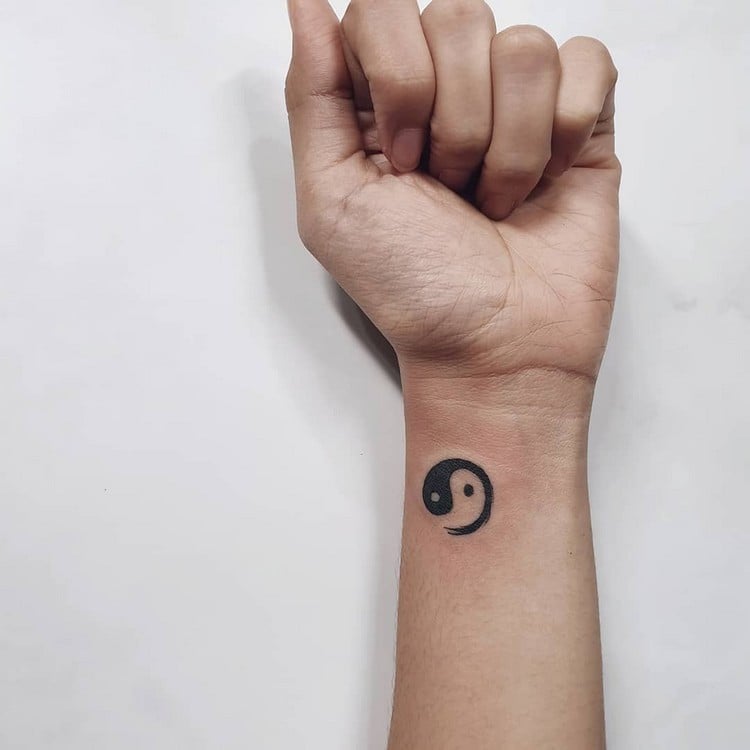 Yin Yang Bedeutung dezente Tattoos Handgelenk Frauen