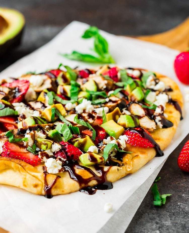 ausgefallene Pizzabeläge vegan Pizza mit Erdbeeren und Avocado