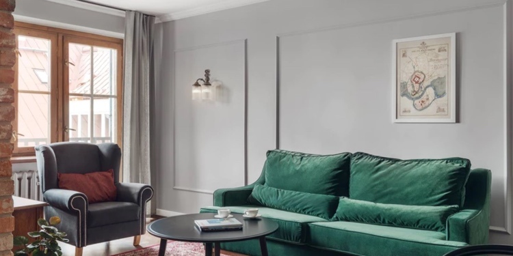 dunkelgrünes sofa kombinieren wandfarbe hellgrau