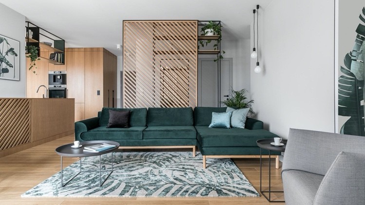 grünes großes sofa mit grauem teppich mit blattmuster kombiniert