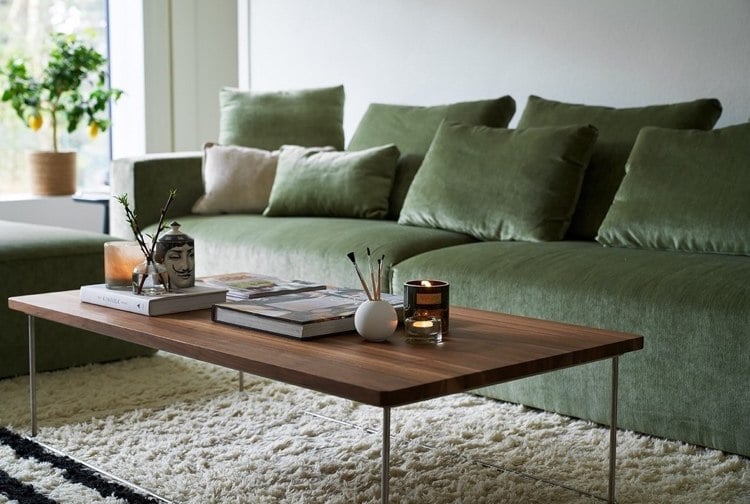 grünes sofa im japandi wohnzimmer - welcher teppich