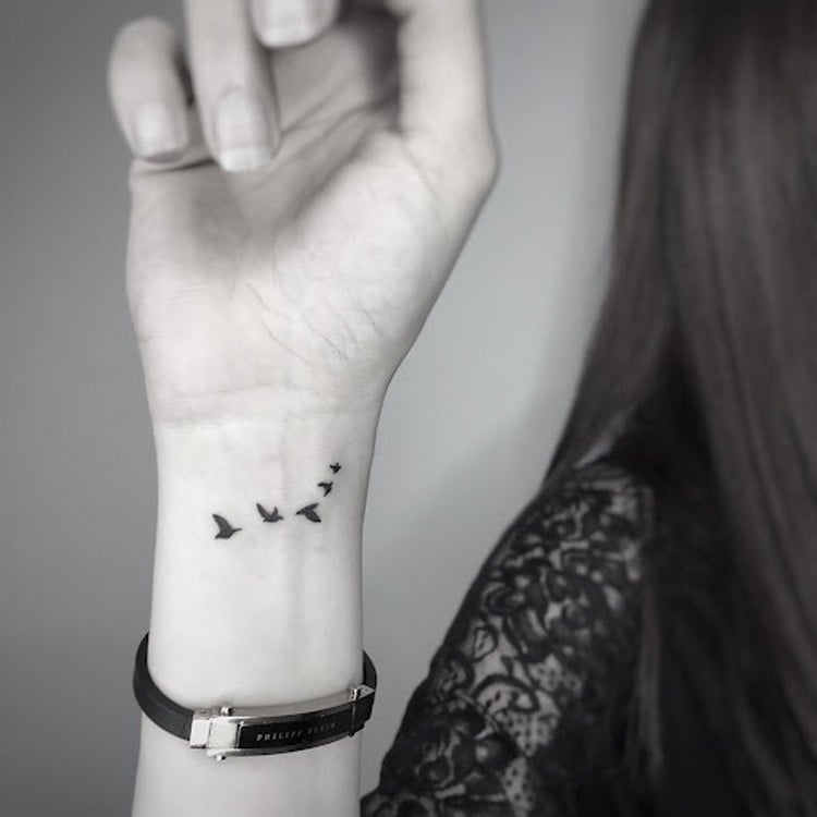 kleine Tattoos Handgelenk Frauen minimalistisches Tattoosdesign Bilder