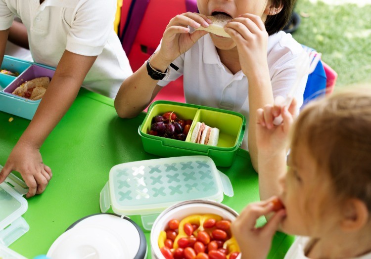 Peuters die veel energie verbruiken tijdens de lunch op de kleuterschool