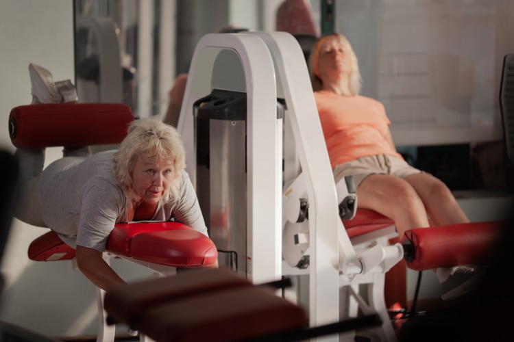 moderates training im fitnessstudio schützt das herz bei übergewicht im alter