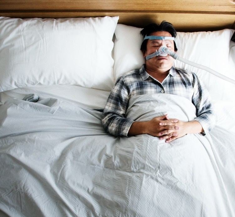 obstruktive schlafapnoe erfordert beatmungsgerät und erhöht das todesrisiko durch herzprobleme