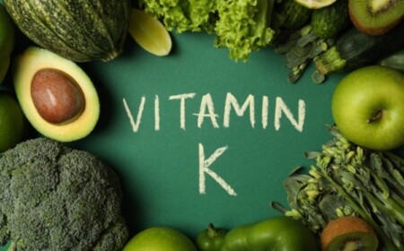 pflanzliche lebensmittel wie blattgemüse und avocado als reiche quellen für vitamin k