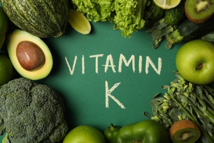 pflanzliche lebensmittel wie blattgemüse und avocado als reiche quellen für vitamin k