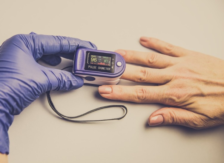 pulsoximeter misst sauerstoffreiches blut bei einer patientin