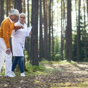 reha nach schlaganfall durch spaziergang im wald mit der begleitung von ärztin