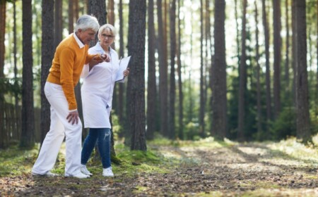 reha nach schlaganfall durch spaziergang im wald mit der begleitung von ärztin